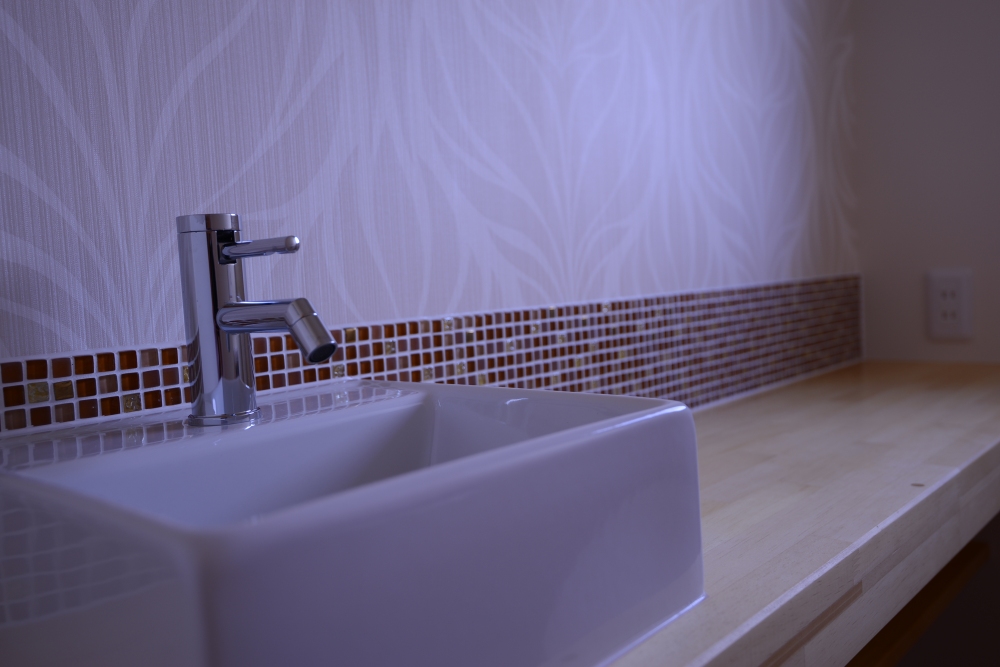 LIXIL　ガラスモザイク スターダスト　のタイルを使ったトイレ