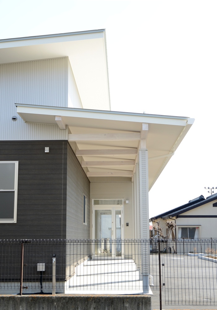 児童クラブ送迎時の雨対策として庇を広く